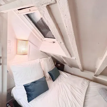 Apartman Typical Parisian Studio Under The Roofs Of